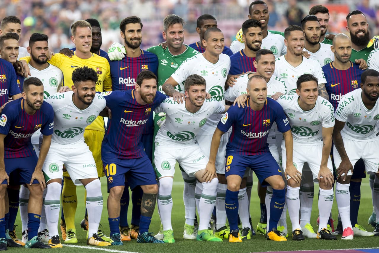 El Camp Nou ha recibido por todo lo alto a los jugadores del Chapecoense brasileño en la presentación de uno de los trofeos Joan Gamper más emotivos, ya que nadie olvida el accidente del 28 de noviembre en Colombia que dejó sin vida a 71 personas.