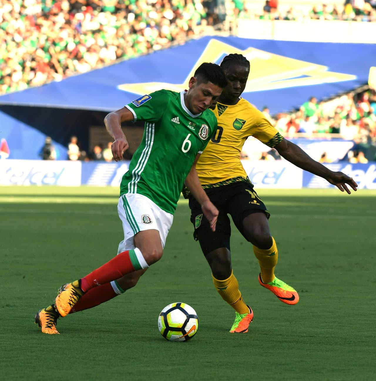 6) EDSON ÁLVAREZ – Repitió como zaguero por derecha y cumplió haciendo buenas coberturas en el mano a mano, aunque no tiene la ida y vuelta que exige la posición. Acabó agotado por la velocidad de los caribeños y el esquema de línea de 5. Le ponemos un 5.