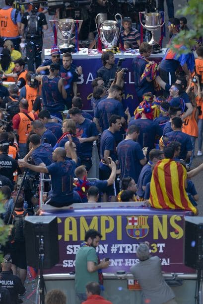 Los jugadores Blaugranas recorrieron las calles de Barcelona y después llegaron al Camp Nou para celebrar su quinta Champions League