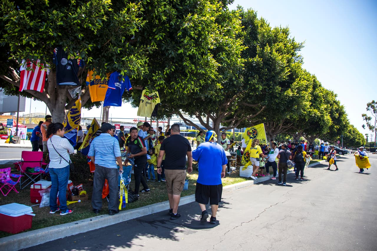 Así se vivió el color previo al partido de Campeón de Campeones de la Liga MX entre los Tigres de la UANL y las Águilas del América en Dignity Healt Sports Park, en Carson, California. Los dos más recientes monarcas del balompié mexicano se veían cara a cara para dirimir un trofeo que sus aficionados querían en las vitrinas de su club.