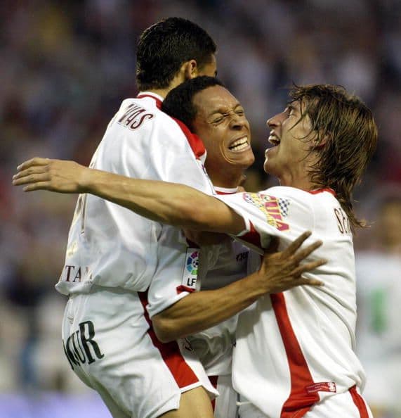 Tambien en el Sevilla se juntaron con Dani Alves y Navas, el hoy Barcelonista Adriano y el goleador del Manchester City Alvaro Negredo. En la foto celebran Navas y Adirano.