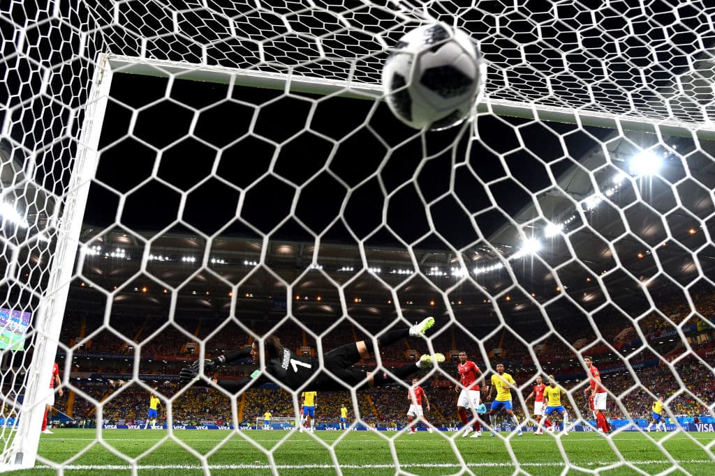 Coutinho intentó un portento de gol y lo logró con creces. Con este cañonazo bien colocado, Brasil se fue adelante en el marcador 1-0.