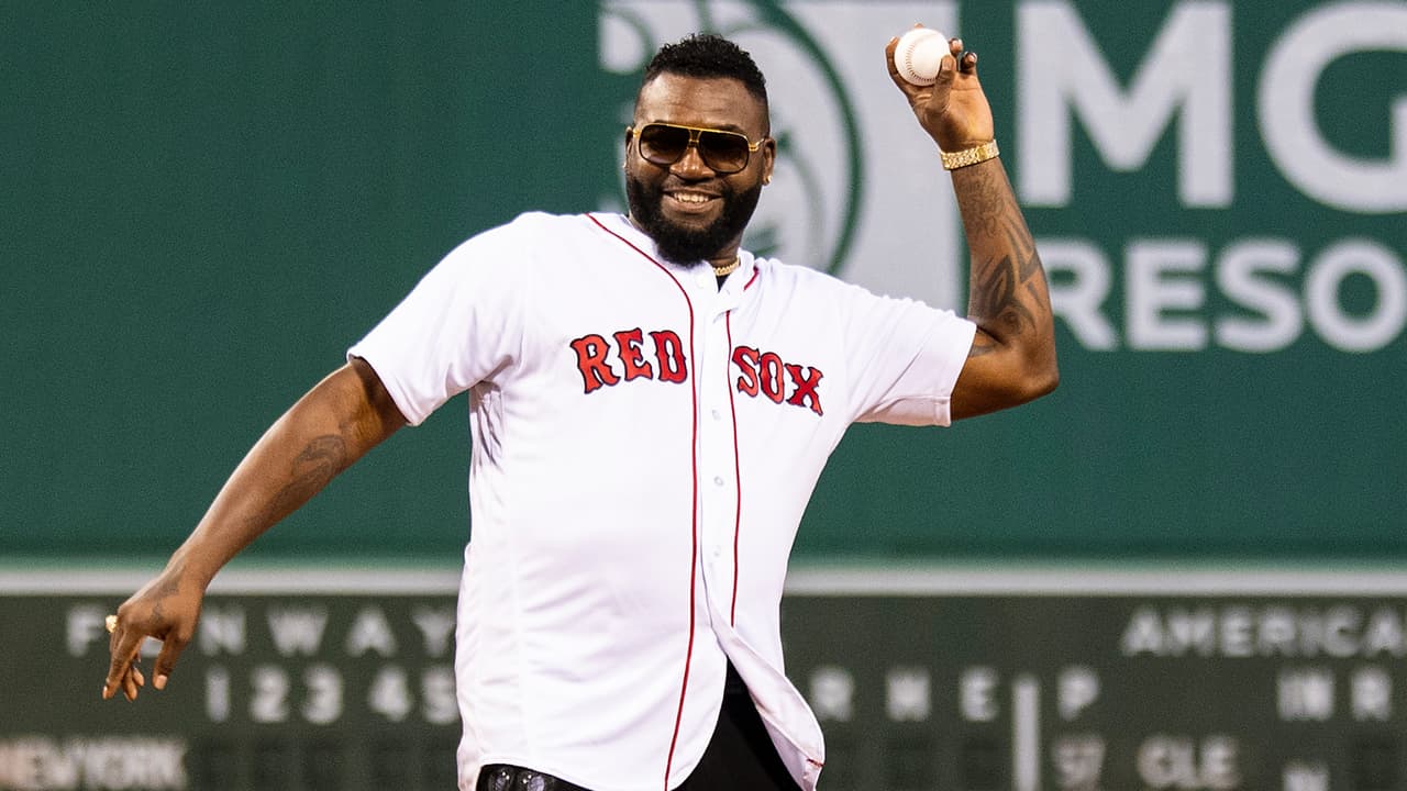 David Ortiz lanza primera bola en Fenway Park
