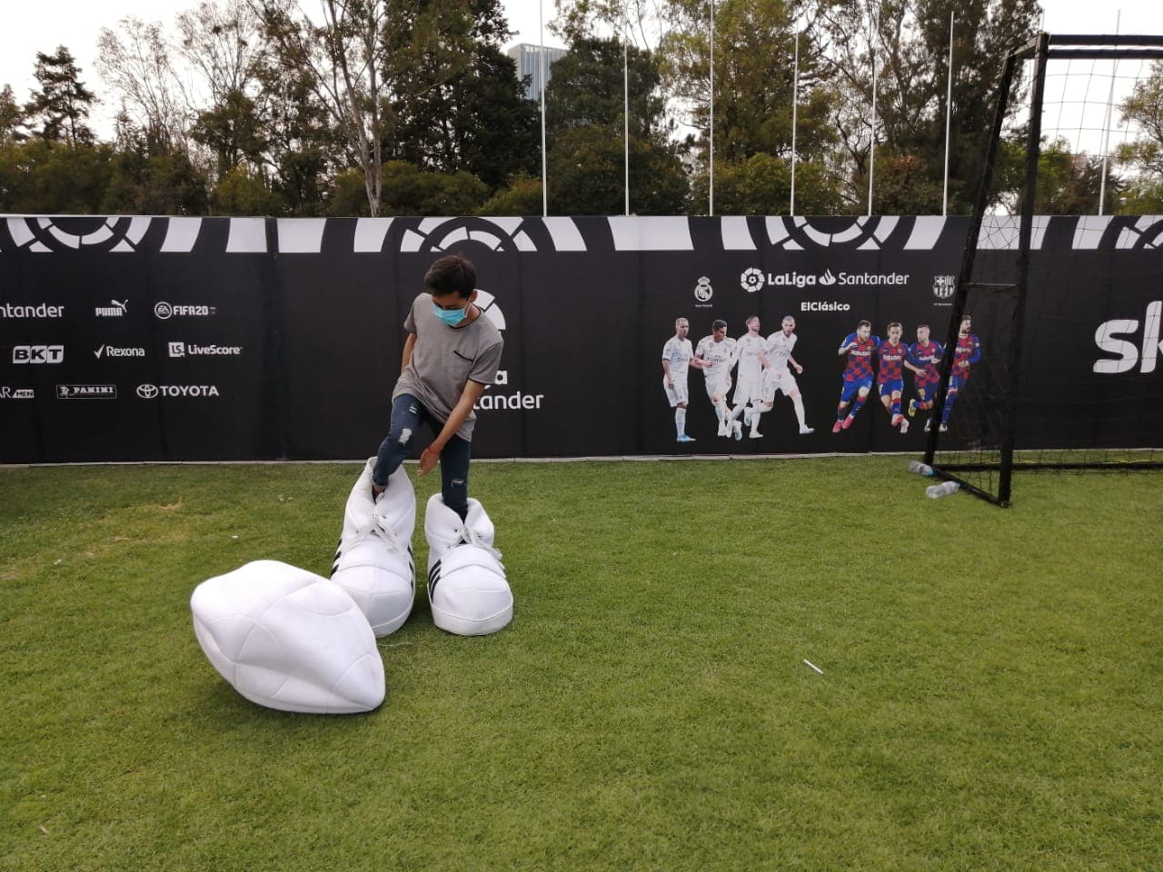 Entre amigos y familiares, se vivió un gran ambiente en el Campo Marte para ver El Clásico, que dio como ganador al Real Madrid 2-0 sobre el Barcelona.