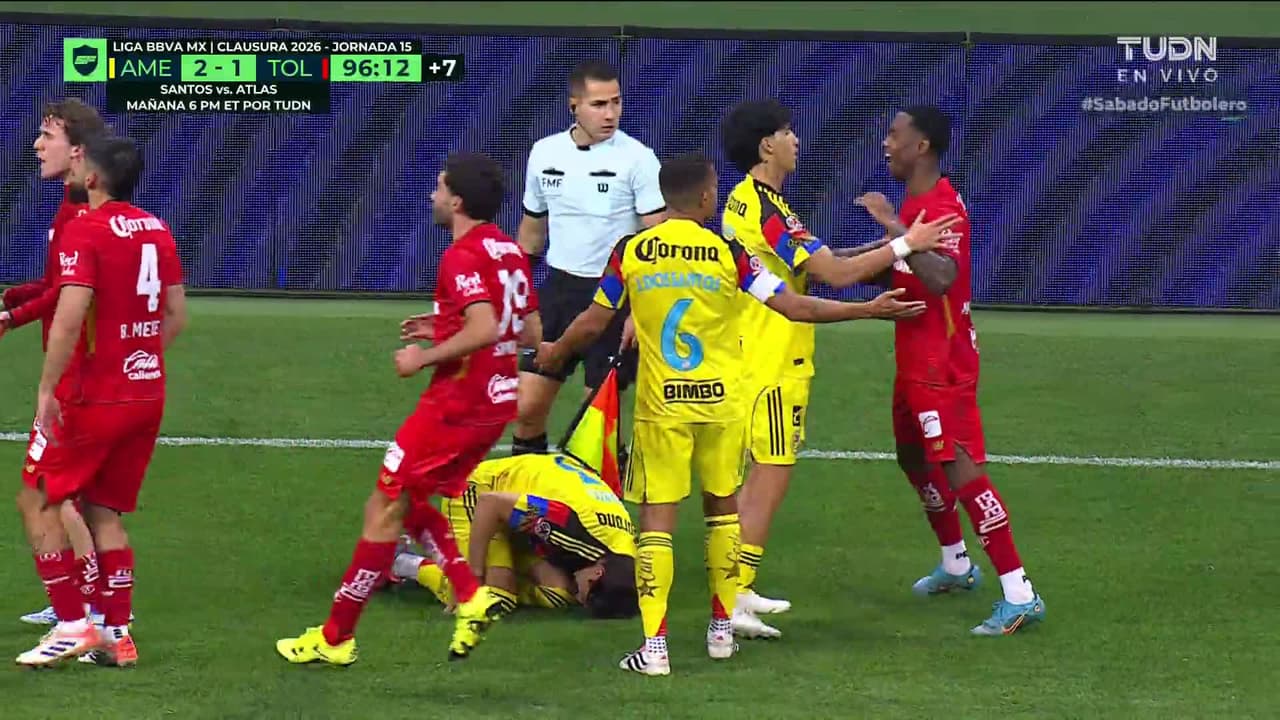 ¡Expulsión! El árbitro saca la roja directa a Helinho.