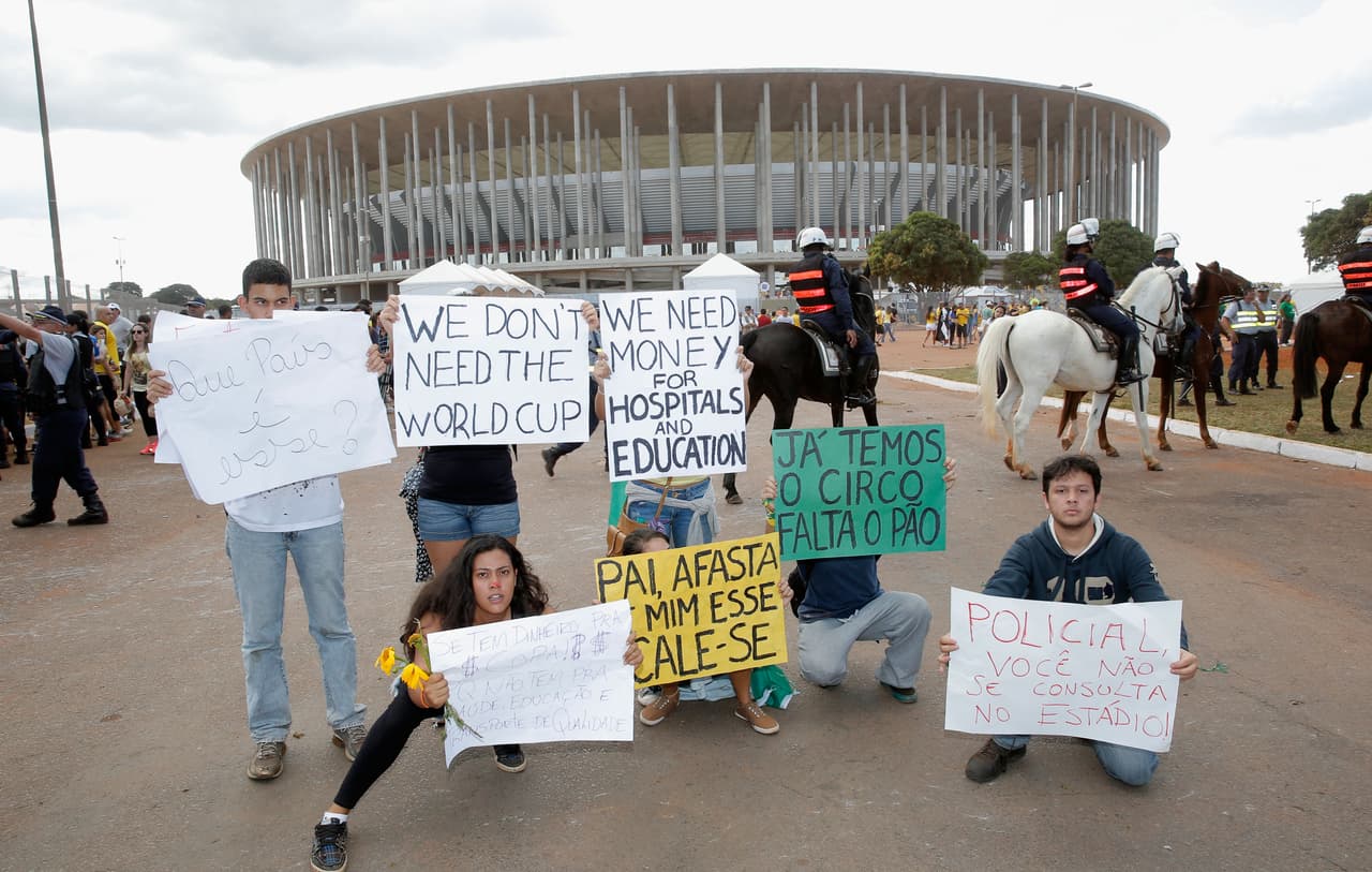 Para los dos torneos FIFA los alegatos del pueblo iban dirigidos a la extensa inversión que realizó el Gobierno para remodelar sus estadios y ciudades, mientras miles de personas morían de hambre y no tenían salud ni escuelas dignas. Para Río 2016 las cosas estallaron por escándalos de corrupción como en esta oportunidad, en la que se han programados protestas en favor de Lula Da Silva por su polémico encarcelamiento.