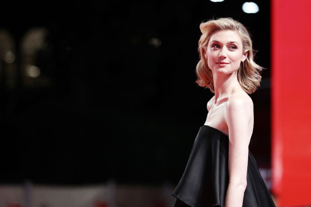 Diana luchó con un trastorno alimentario y tuvo un romance con James Hewitt (Daniel Donskoy) después de enterarse del romance extramarital de Charles con Camilla Parker Bowles (Emerald Fennel).