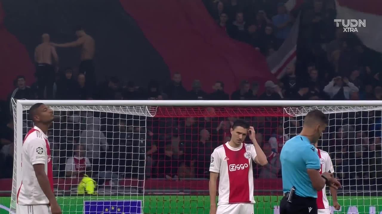 Arranca el partido y la pelota está en juego.