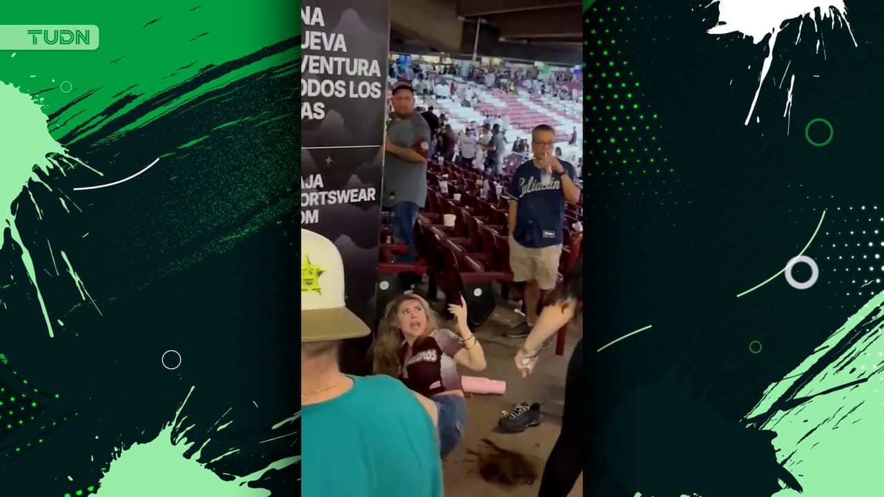 Mujeres pelean en el Estadio Juan Ley Fong en partido de los Tomateros