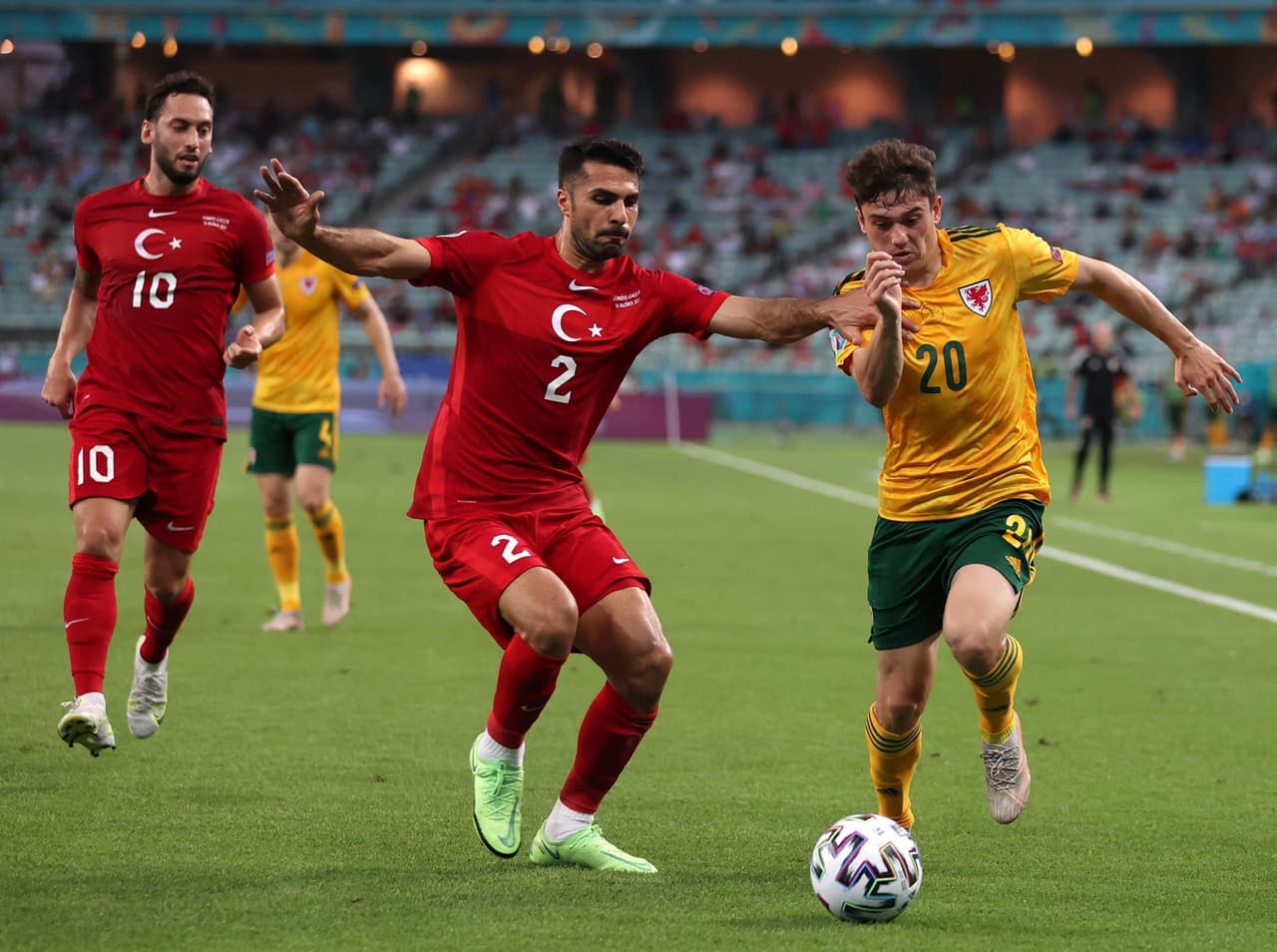 Gales logra derrotar 2-0 a Turquía en su partido inaugural del Grupo A en la Euro 2020. Con goles de Aaron Ramsey y Connor Roberts, los 'Dragones' suman sus tres primeros puntos en la tabla. Gareth bale hizo doble asistencia pero falla penalti.