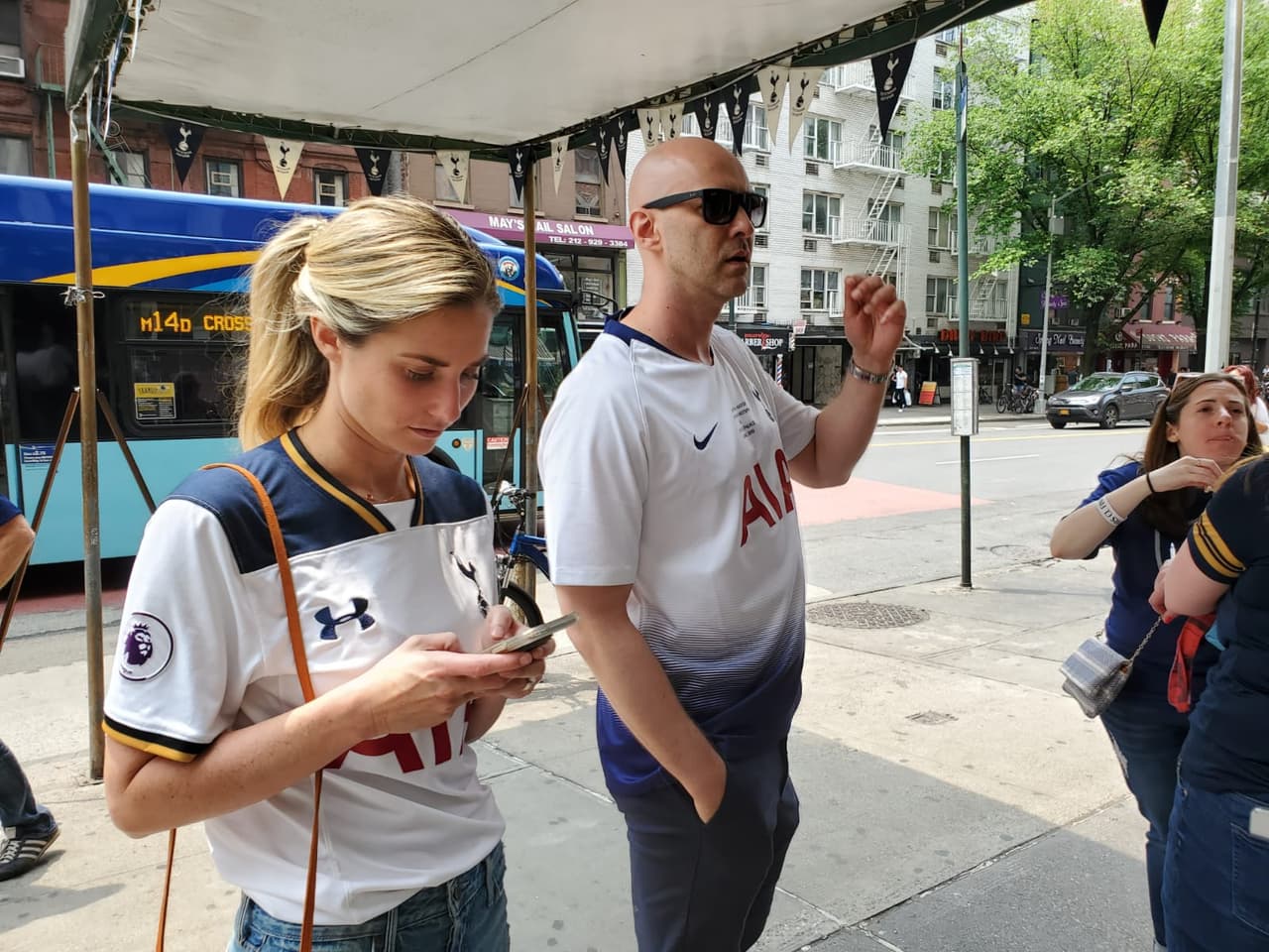 Los fanáticos del Tottenham Hotspur se reunen en Flannery's, el bar oficial de la Peña del club en New York, para disfrutar la Final de la UEFA Champions League.