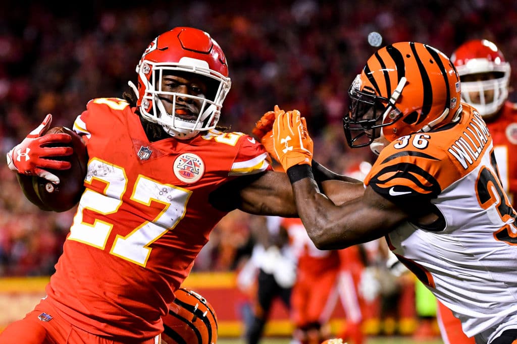 En la segunda mitad, coronando una noche redonda, brillante, Kareem Hunt hizo acarreo de 2 yardas para anotar su tercer touchdown y poner el partido 31-7 a favor de los Jefes.