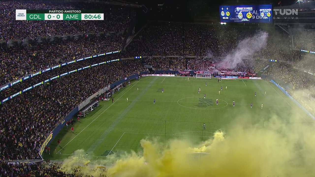 ¡Batalla de bengalas en el Clásico Nacional!