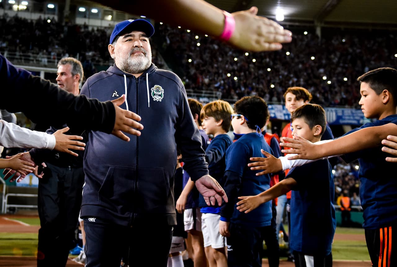 Siempre saludando a los niños, nunca se olvida de ellos.