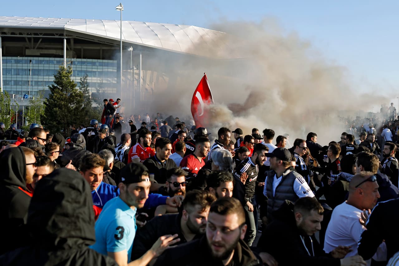 La UEFA busca dar un castigo ejemplar con miras a erradicar la violencia del fútbol.