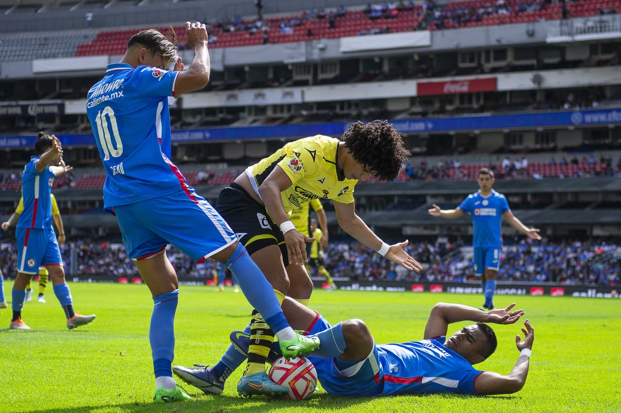 Cruz Azul logró un importante triunfo ante Mazatlán y se mantiene en la pelea por un boleto al Repechaje del Apertura 2022.