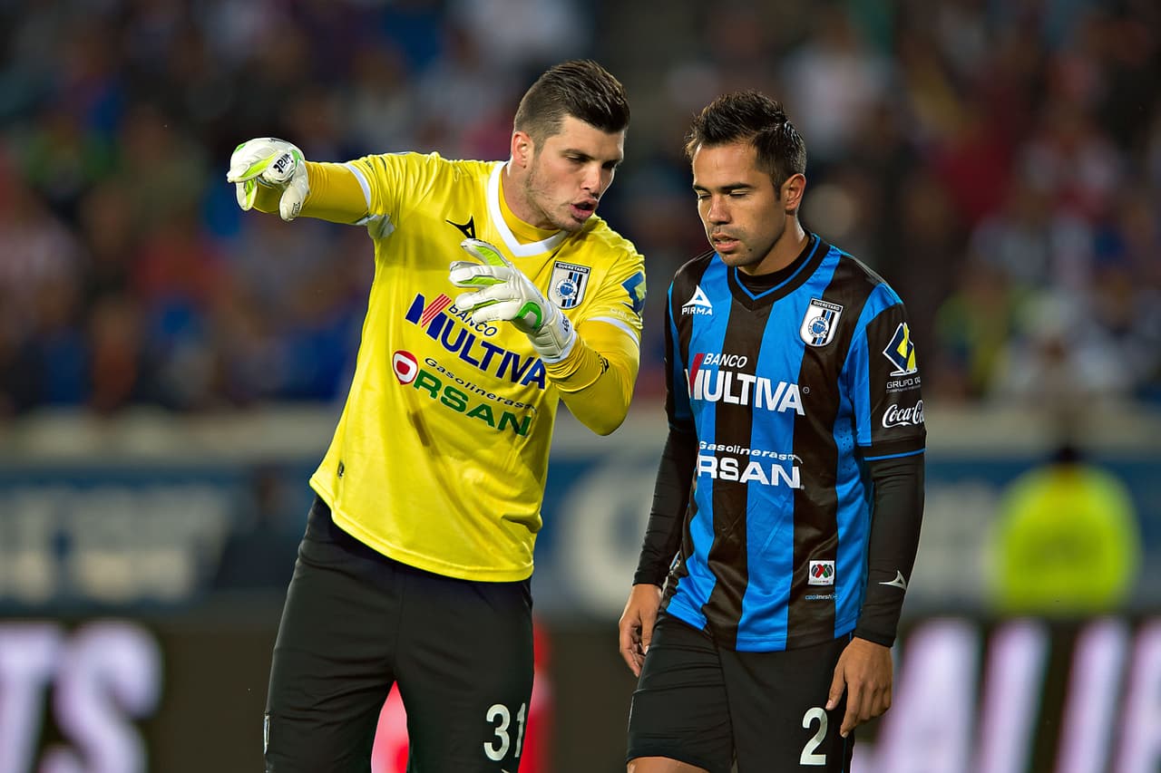 Su influencia no solo se limita a las atajadas bajo los postes, es un tipo que habla con sus jugadores para ubicarlos mejor en la cancha.