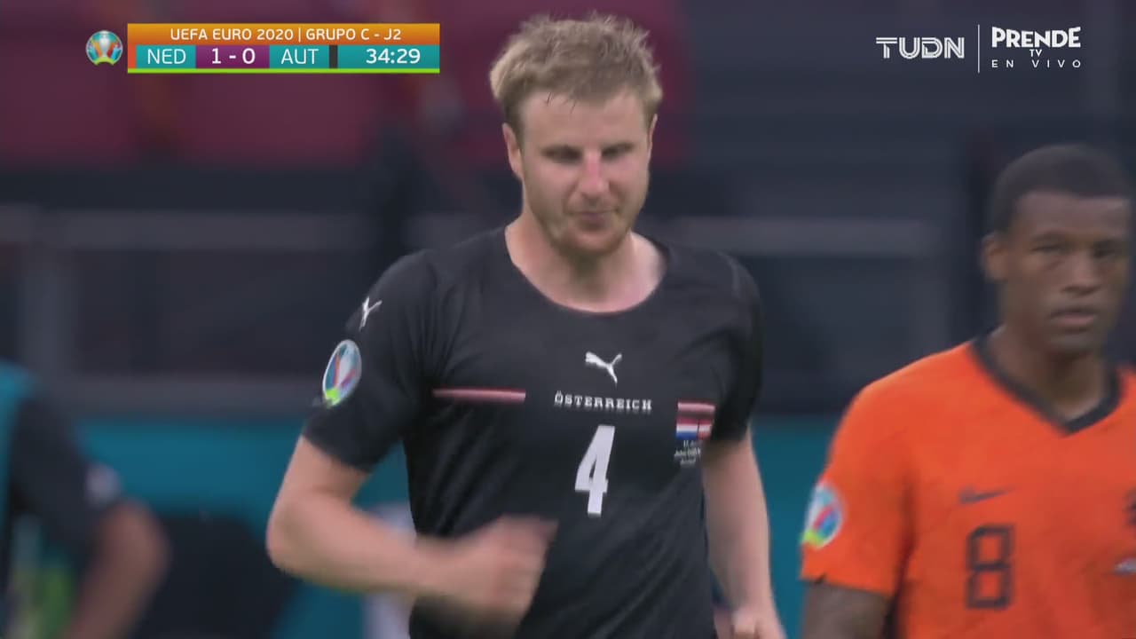 ¡Buen intento de Hinteregger! Se va por arriba ante Holanda