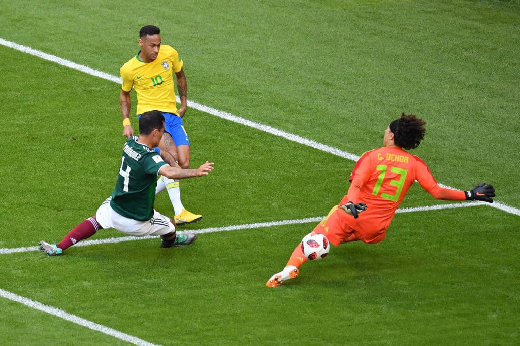 Al minuto 25, Neymar generó una opción clara de gol en la que Guillermo Ochoa se vistió de héroe para evitar la ventaja de Brasil.