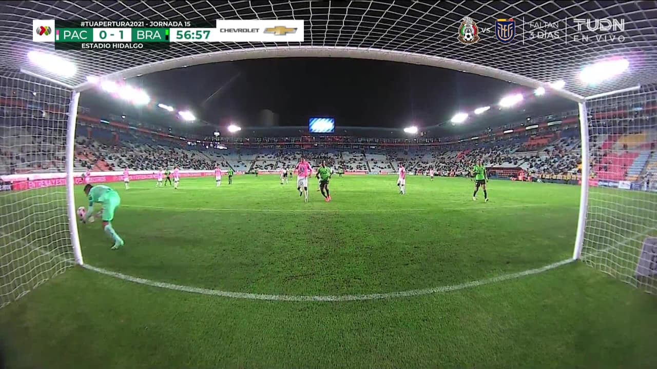 ¡TIRO ATAJADO! disparo por Romario Ibarra.