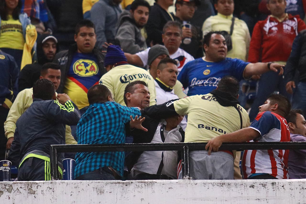 Aficionados de las Águilas y del Rebaño se fueron a los puños en la parte alta del recinto deportivo.