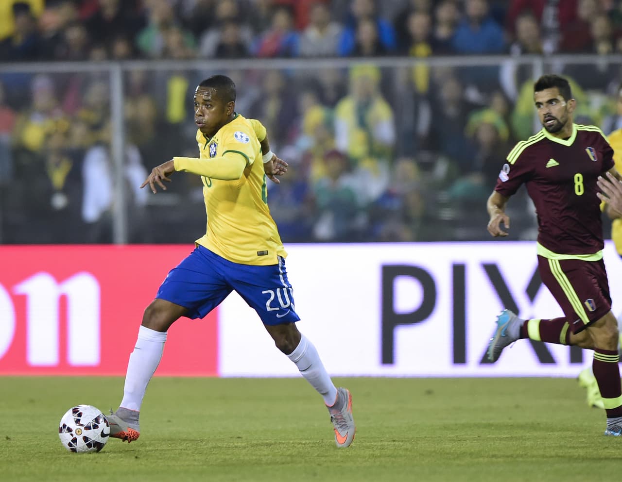 El veterano Robinho fue el encargado de suplir al 10 de Barcelona y por momentos cumplió con las funciones del crack.