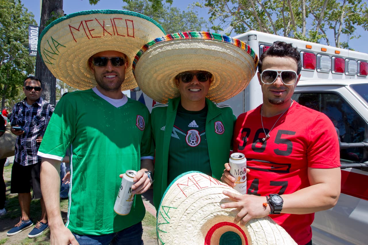 Con sombreros, maquillaje, máscaras y sobre todo, mucha actitud y mucha fiesta, la afición mexicana de Los Angeles apoyó de gran manera al TRI en su partido ante Croacia.