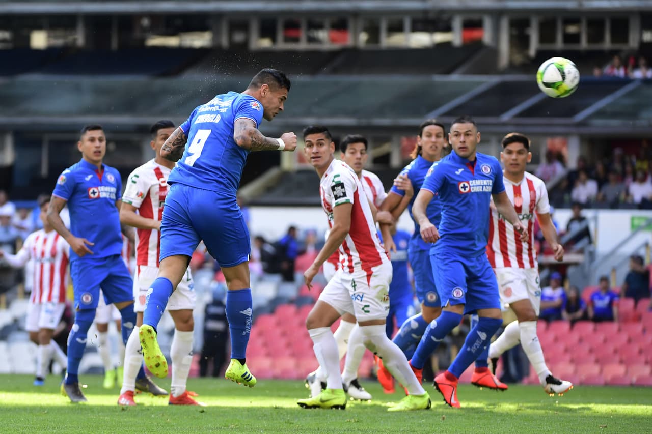 Milton Caraglio falló una de las oportunidades más claras para el equipo celeste pero no fue efectivo de cara al arco defendido por Hugo González.