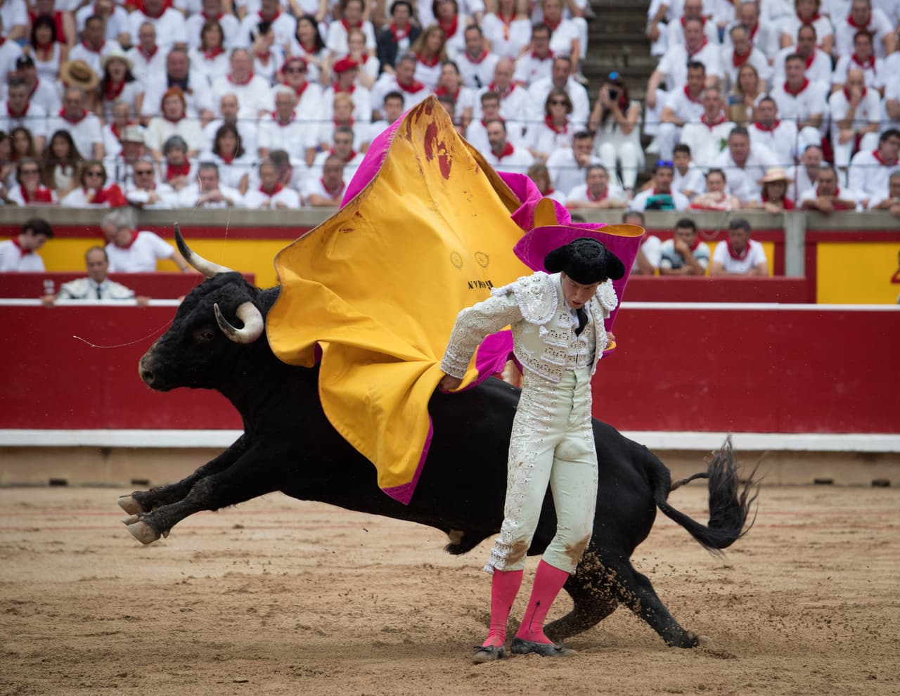 En la tercera corrida de las festividades, ya en la Monumental de Pamplona, en la imagen se le ve a Román ejecutando un majestuoso pase a 
<i>Gironero</i>, ejemplar de la ganadería Puerto de San Lorenzo.