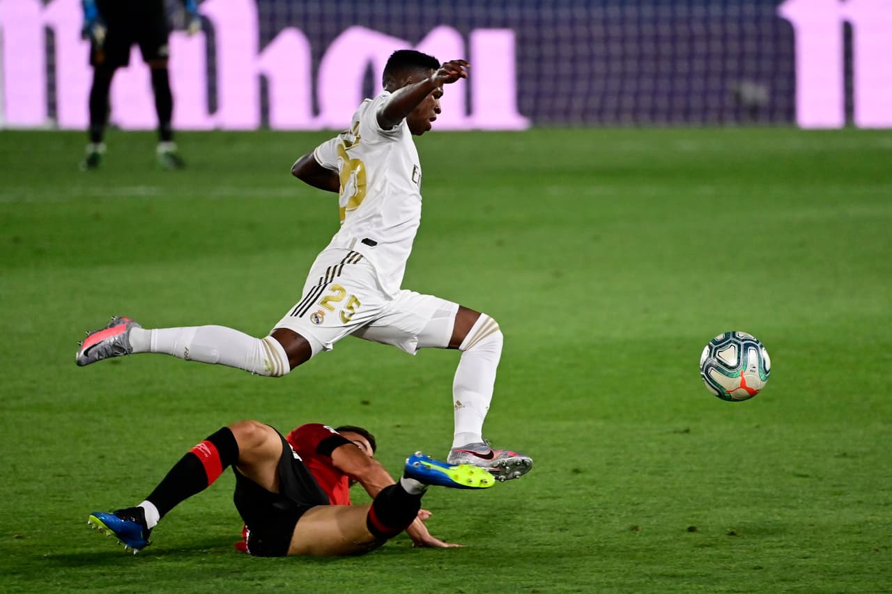 Aleksandar Sedlar no pudo een la marca ante Vinicius Junior, uno de los jugadores más peligrosos en todo el encuentro.