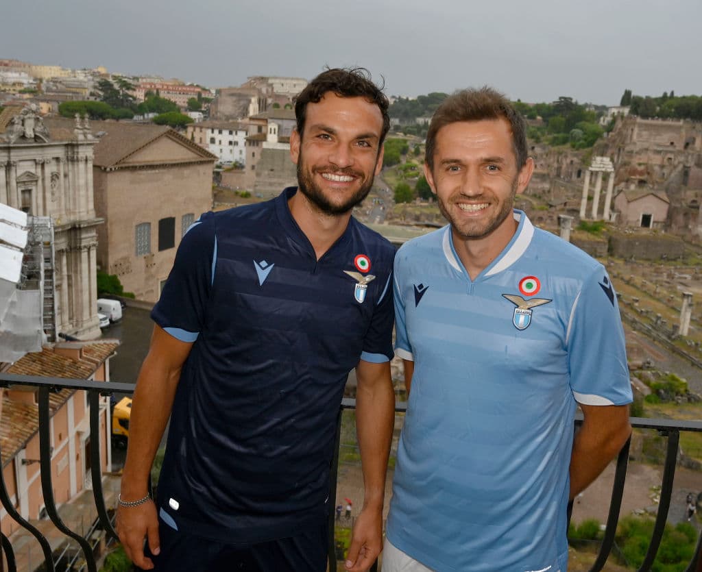 Los jugadores de la Lazio fueron recibidos en el Capitolio por la alcaldesa de la ciuda de Roma, la señora Virginia Raggi, para homenajear al equipo de la capital italiana por su éxito del pasado 15 de junio, cuando conquistaron la edición 2019 de la Coppa Italia, al vencer 2-0 al Atalanta y con lo que se clasificaron a la fase de grupos de la UEFA Europa League 2019-20. Además de la alcaldesa Raggi, estuvieron el presidente del equipo, Claudio Lotito, el técnico Simone Inzaghi, y todos los jugadores de la plantilla de las Águilas. Incluso hasta la emplumada mascota estuvo presente.
