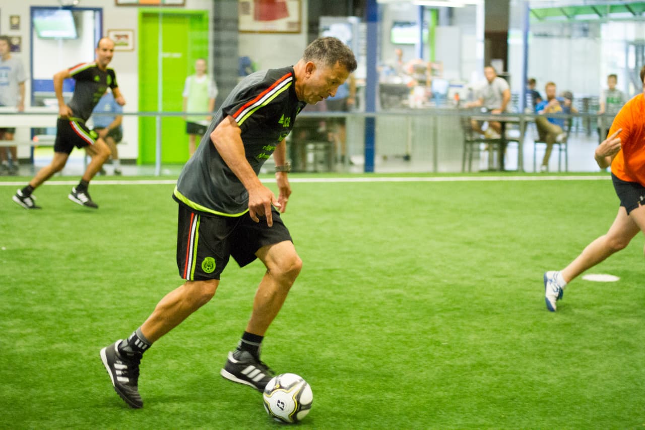 El cuerpo técnico del Tri, con un esquema táctico basado en rotaciones, tocó el balón a su antojo y venció 11-6 a los comentaristas de Univision y Televisa esta mañana en Boulder, Colorado, en un partido lleno de intensidad y camaradería.
