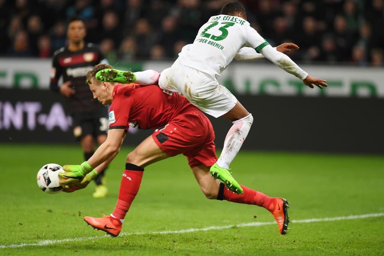 Gebre Selassie (Bremen) golpeó con el pie en el rostro al portero Leno (Leverkusen) quien tuvo que ser atendido de inmediato.