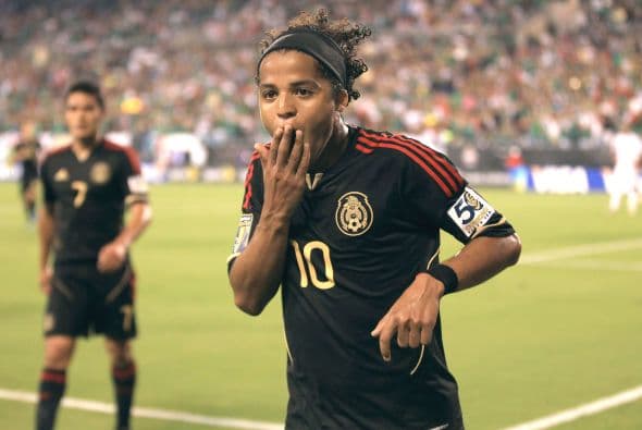 Giovani Dos Santos festejó de manera curiosa el primero de sus dos goles, tapándose la boca.