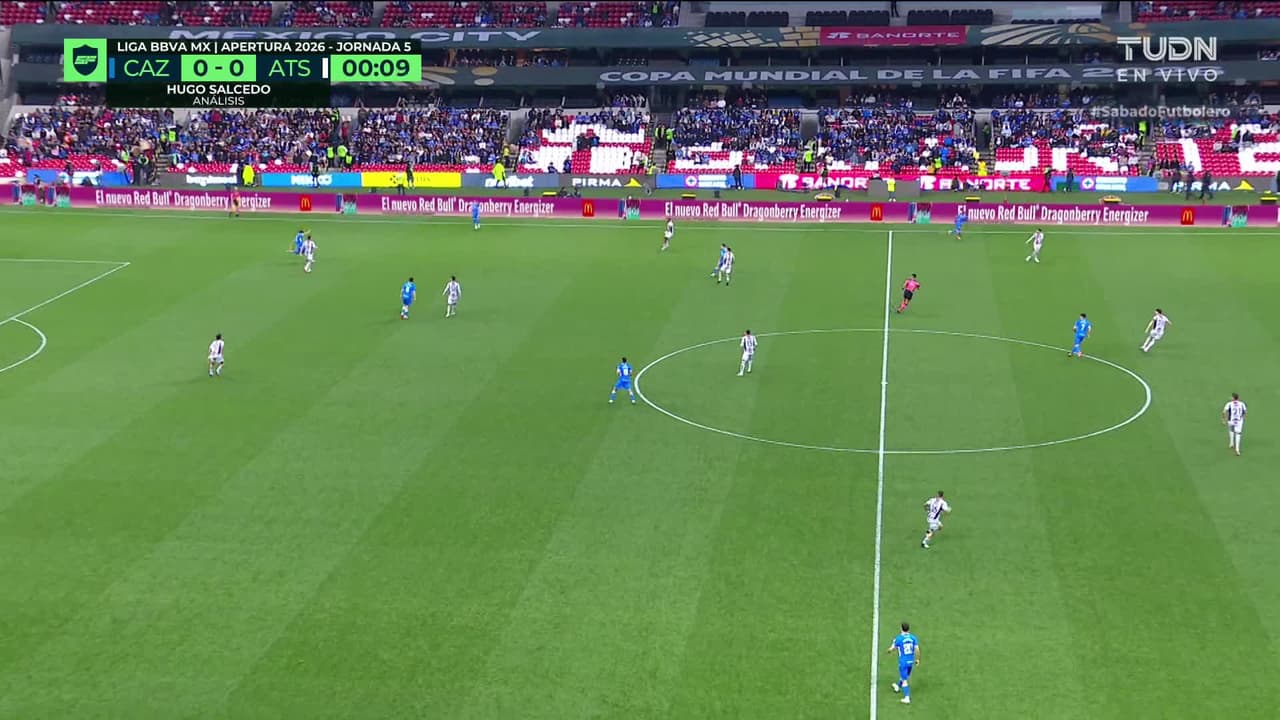 Arranca el partido y la pelota está en juego.
