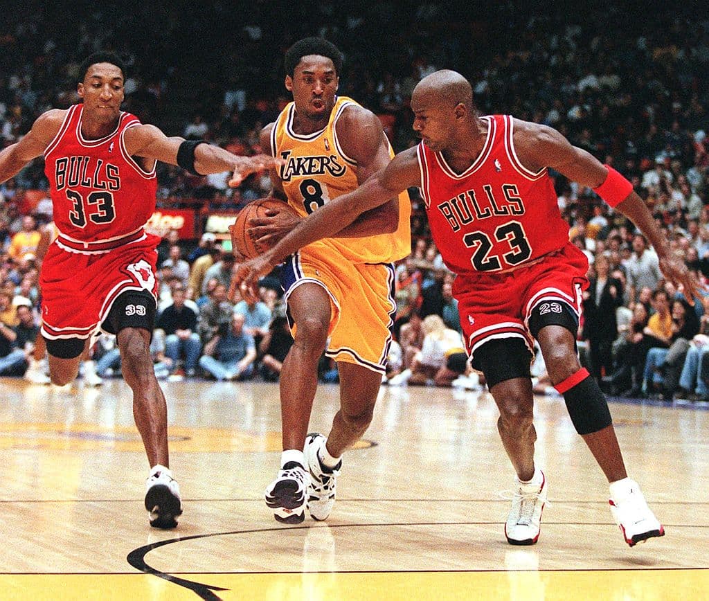 LOS ANGELES, UNITED STATES: Scottie Pippen (L) and Michael Jordan of the Chicago Bulls try to stop Kobe Bryant of the Los Angeles Lakers (C) as he leads a fast break during their 01 February game in Los Angeles, CA. Bryant and three other Lakers scored 20 or more points, leading their team to a 112-87 win. AFP PHOTO/Vince BUCCI (Photo credit should read Vince Bucci/AFP via Getty Images)