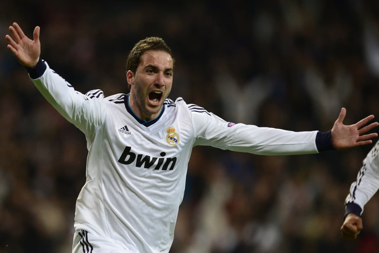 Por su parte, 
<b>Gonzalo Higuaín le peleó mano a mano al francés en las temporadas 11/12 y 12/13 </b>marcando 26 y 28 goles. Tuvo que irse a Italia a buscar mejores oportunidades.