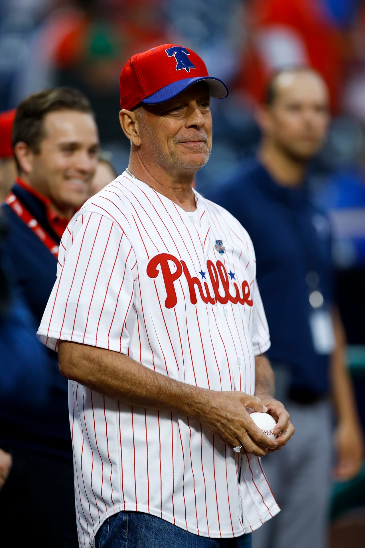 Bruce Willis, de 64 años y recordado por su papel en 'Duro de matar' entre otros filmes, vivió un gran ridículo en el lanzamiento previo al juego de Philadelphia Phillies y Milwaukee Brewers, cuando la bola ni siquiera llegó al receptor, lo que causó el abucheo del estadio, a pesar del buen ánimo del actor en medio del incidente.
