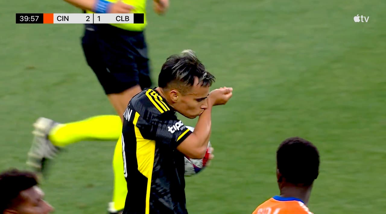 ‘Cucho’ Hernández la conduce y Lucas Zelarayán la manda a las redes