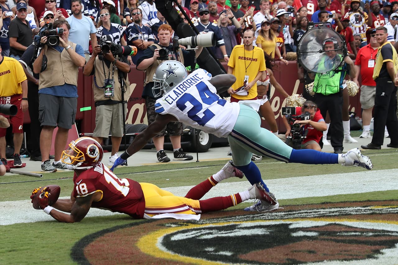 A pesar del esquerzo Josh Doctson #18 de los Redskins no pudo quedarse con este pase en la zona de anotación.