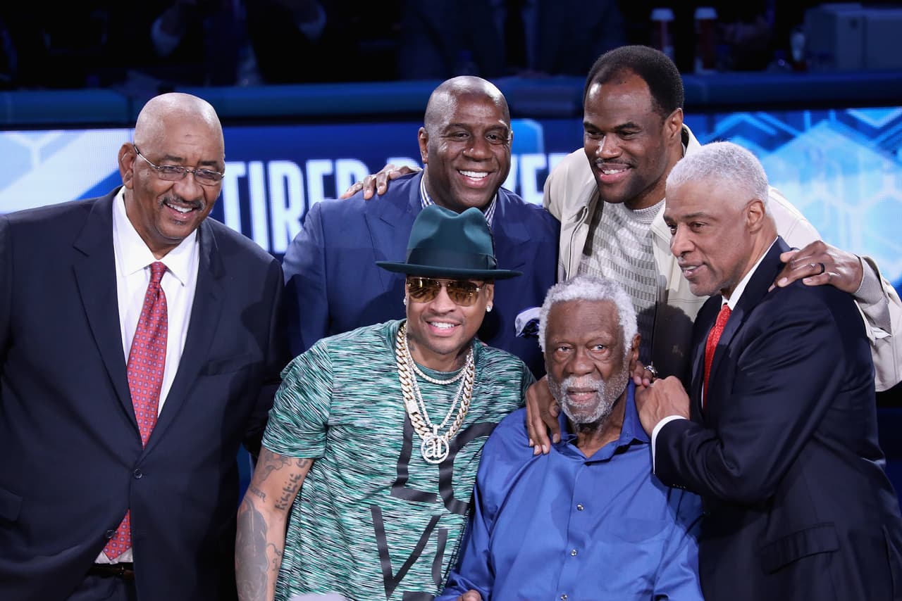 De izquierda a derecha: George Gervin, Magic Johnson, Allen Iverson, Bill Russell, Dave Robinson y Julius Erving.