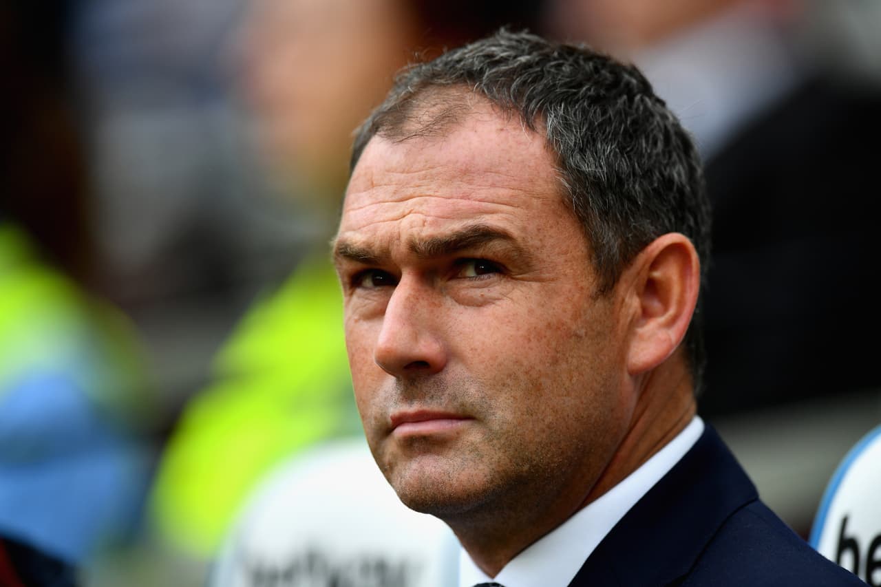 La mirada atenta de Paul Clement, entrenador del Swansea City, que tampoco vive un buen presente en la Premier.