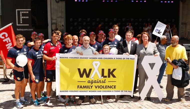 La Liga Australiana de Futbol se ha adaptado a un modelo de responsabilidad ética a la comunidad y ha usado su perfil para apoyar iniciativas sociales y de salud, una de las más importantes es el rechazo y eliminación de la violencia hacia las mujeres.