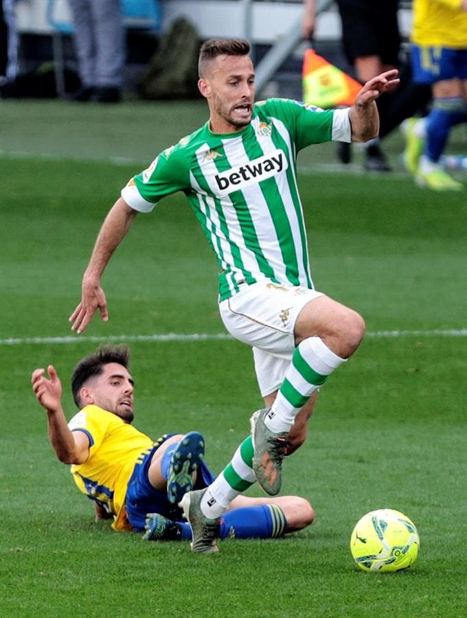 Real Betis lo logra y gana 1-0 ante Cadiz en LaLiga. El gol en solitario fue de Juanmi casi al final del partido al minuto 84'; los mexicanos Diego Lainez y Andrés Guardado tuvieron actividad en el campo durante la Jornada 25.