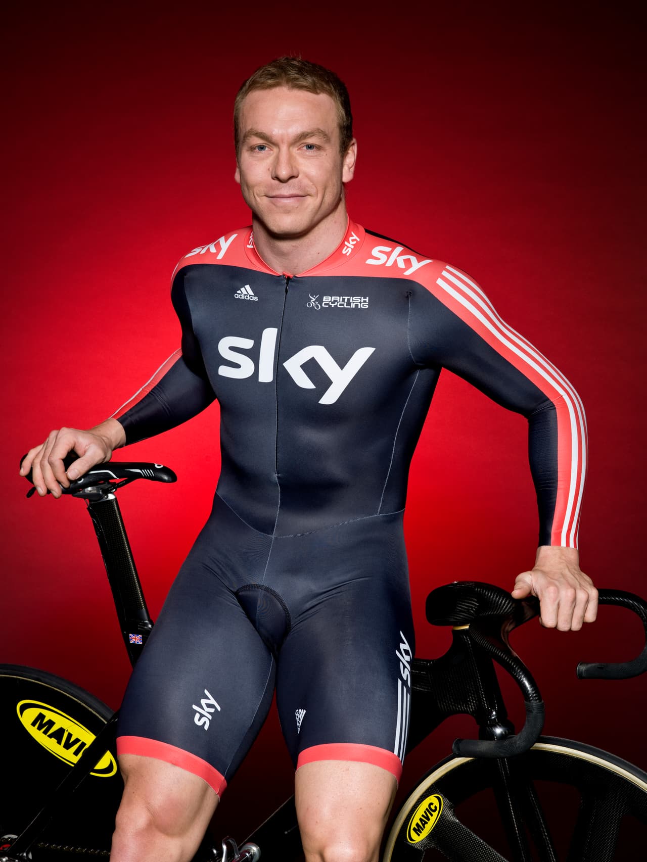 El británico Chris Hoy, que fue nombrado miembro de la Orden del Imperio Británico por sus logros deportivos, también hizo parte del equipo.