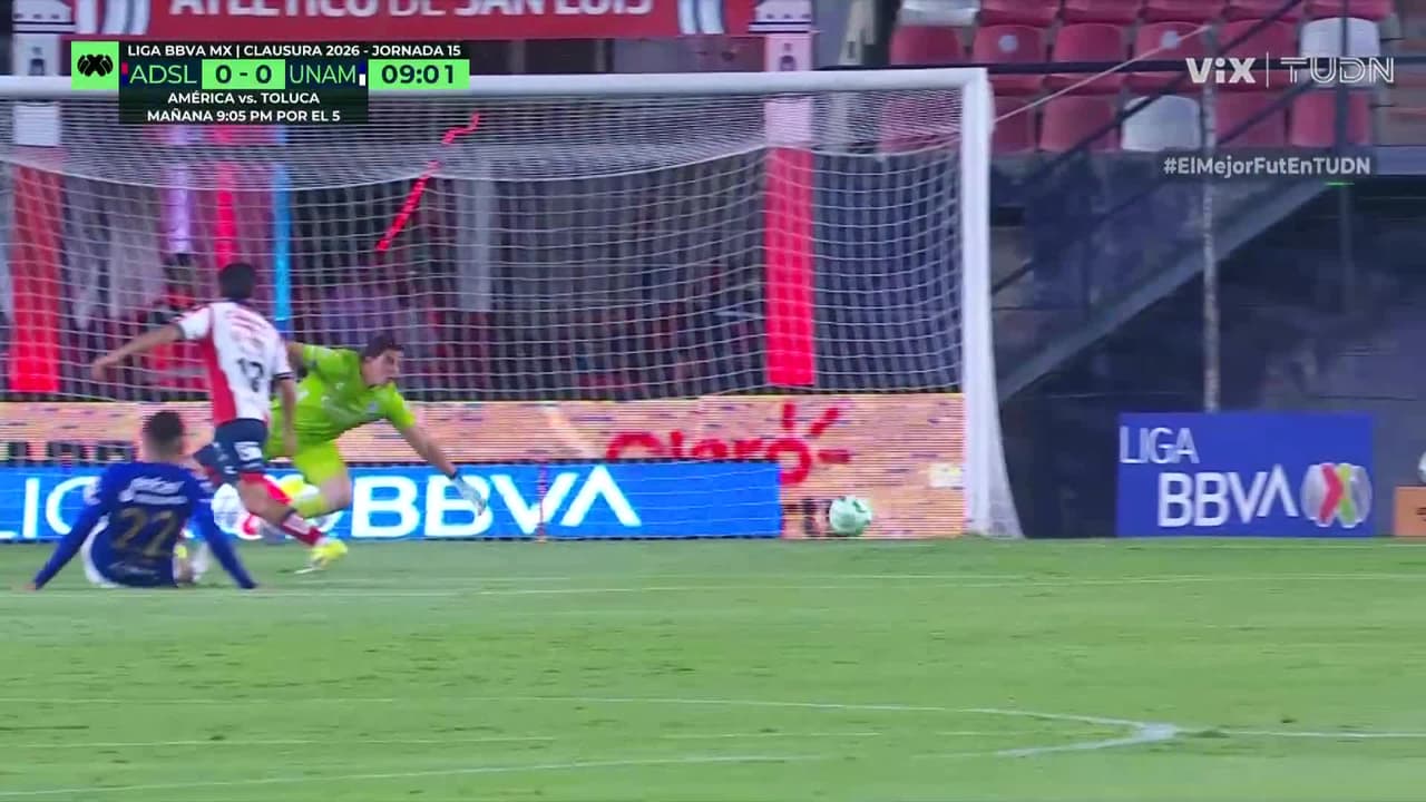 ¡Pumas toca la puerta! Alan Medina la tuvo pero le pega desviado