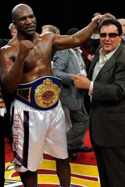 Con este resultado, "The Real Deal" Holyfield (43-10-2, 28 nocauts), se adjudicó el título de peso completo de la WFB.