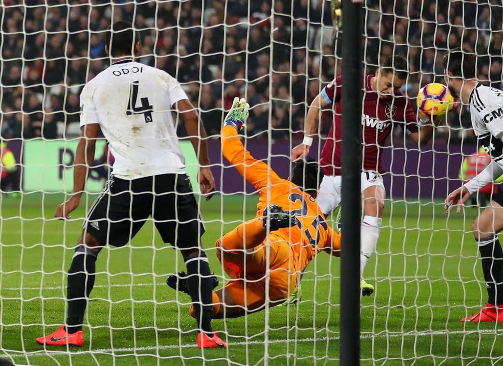 El primer gol mexicano del fin de semana en el mundo fue de Javier 'Chicharito' Hernández, con una controversial mano en el duelo entre West Ham y Fulham.