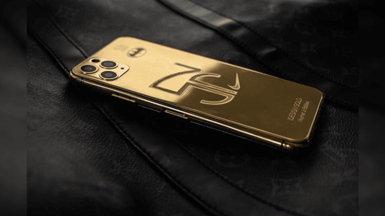 <b>¡A lo 'Ney'!</b>
<br>En el caso de Neymar, tiene en la esquina superior derecha el logo de Batman.