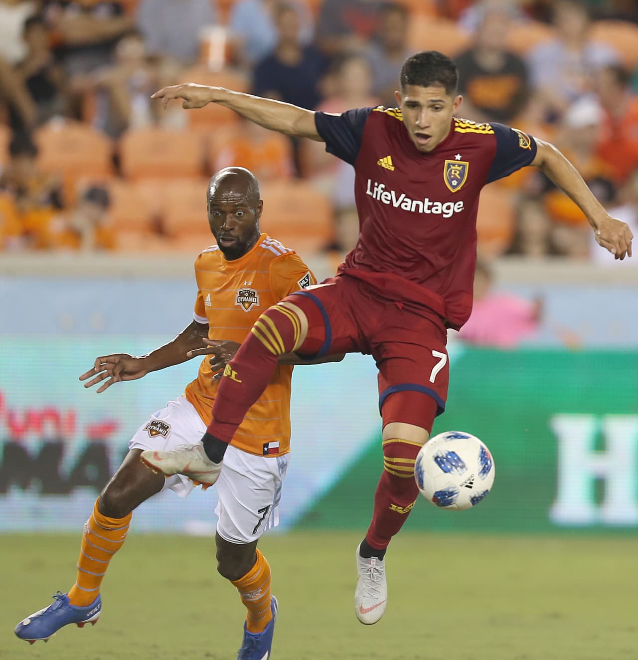 El venezolano Jefferson Savarino es el hombre desequilibrante de Real Salt Lake, el desgaste en la defensa rival y la marca que jala, abren espacios para que el ‘Caballo Negro’ no se quede atrás.